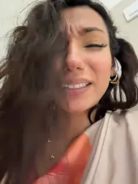 Ảnh stream của -_MiaQueen_- trên stripchat